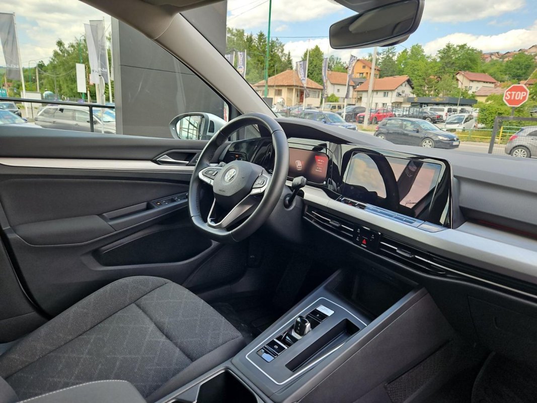 Automobil