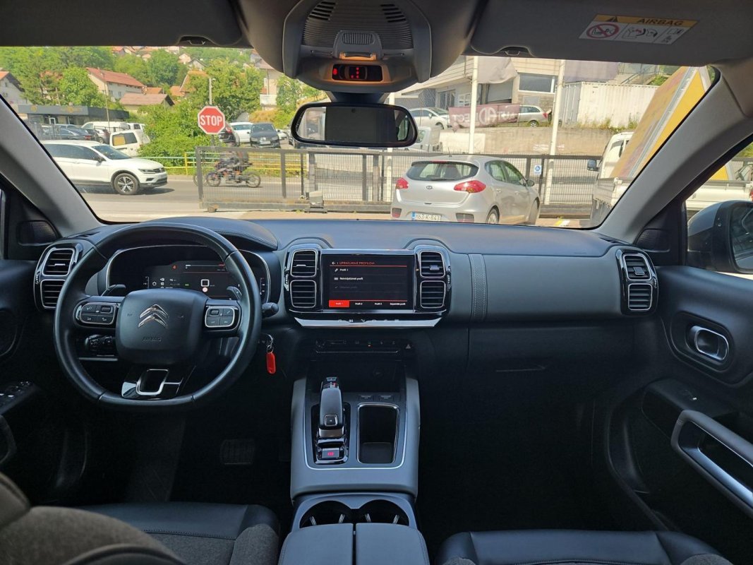 Automobil