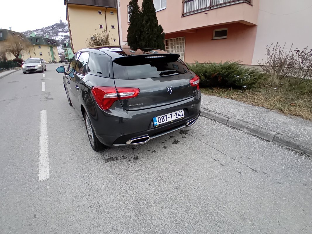Automobil