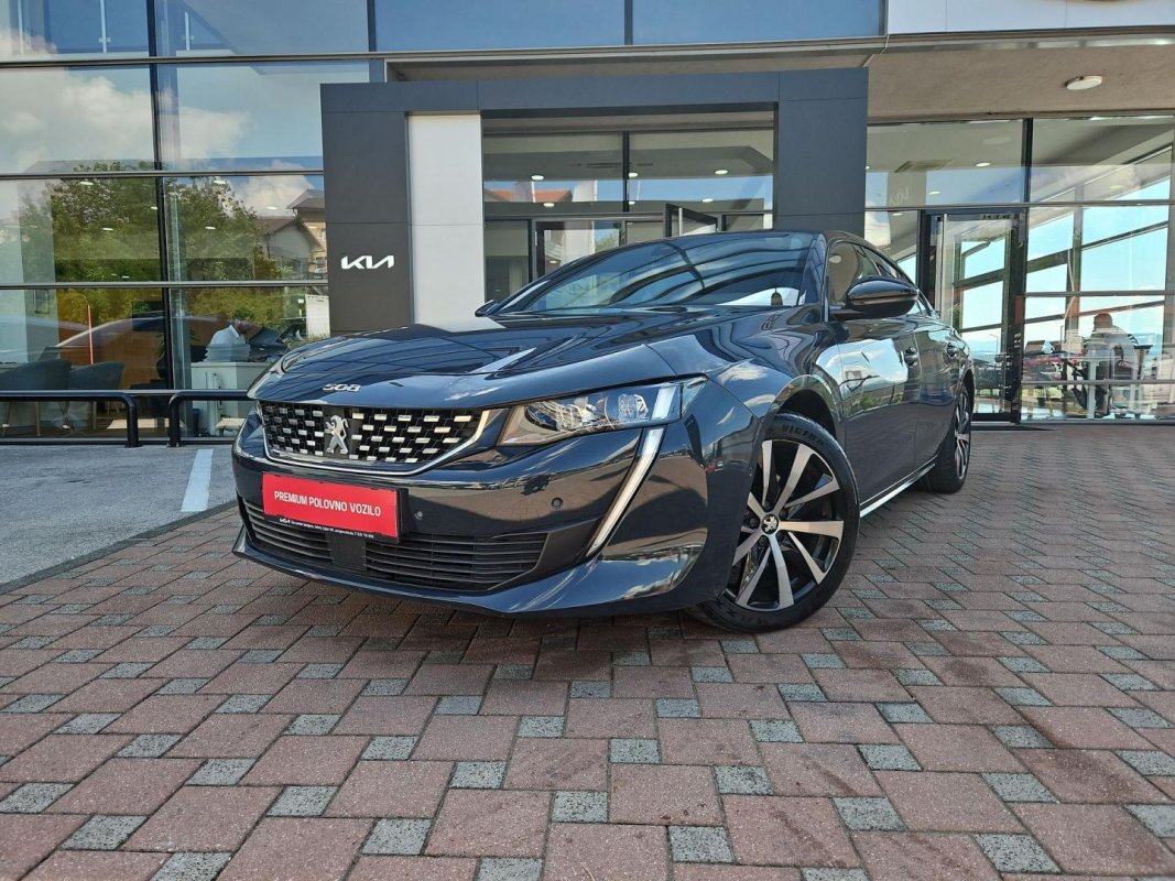 Automobil