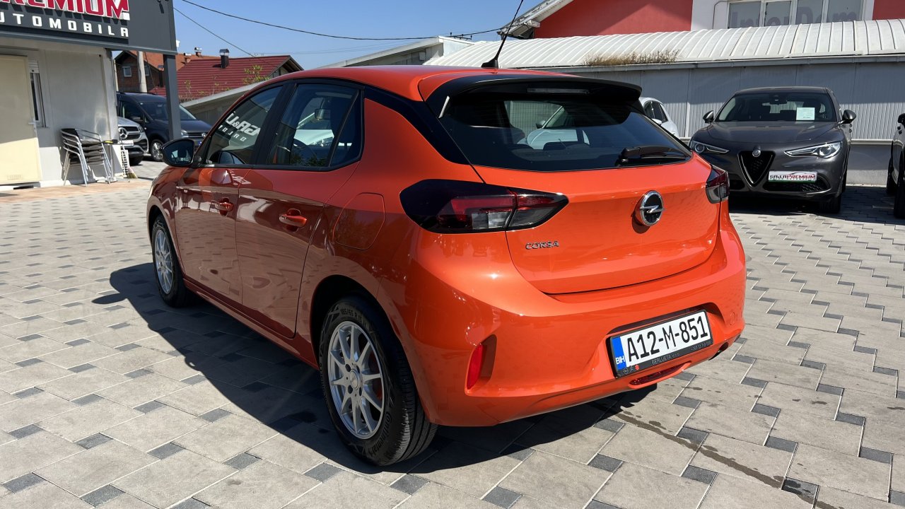 Automobil