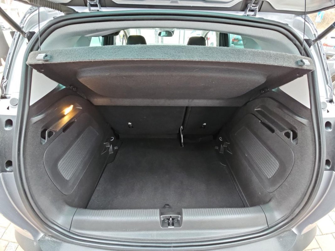 Automobil