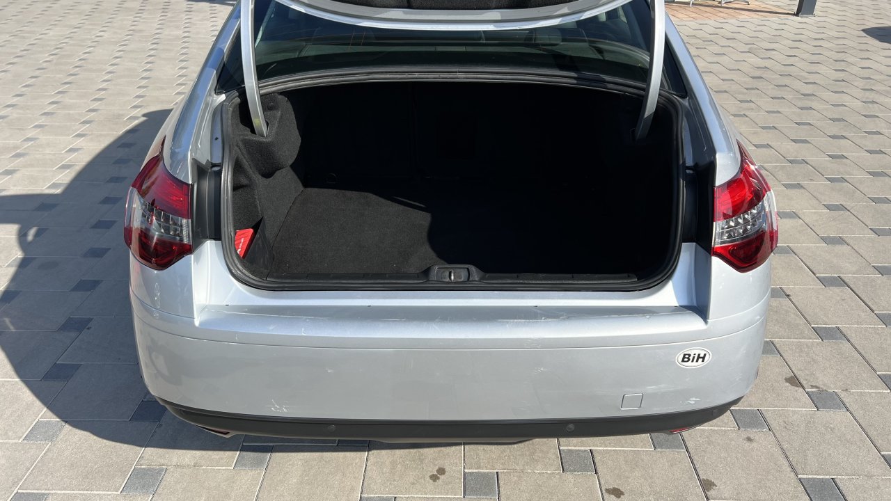 Automobil