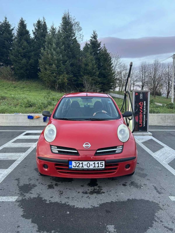 Automobil