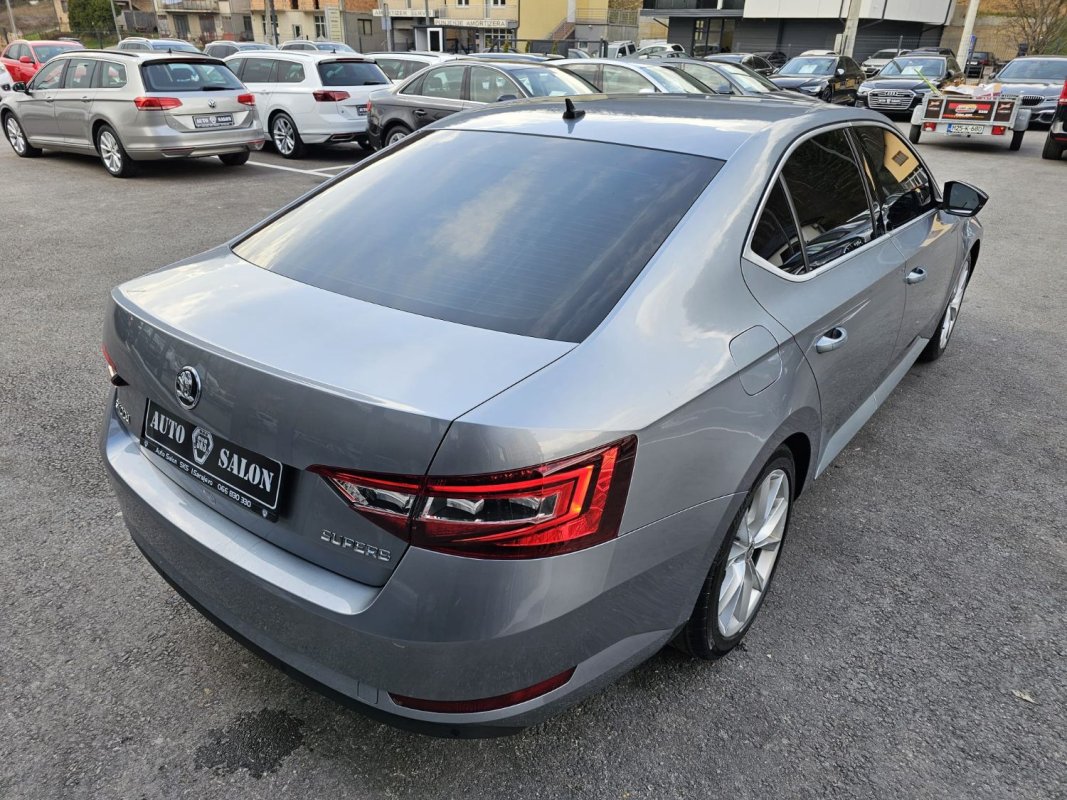 Automobil
