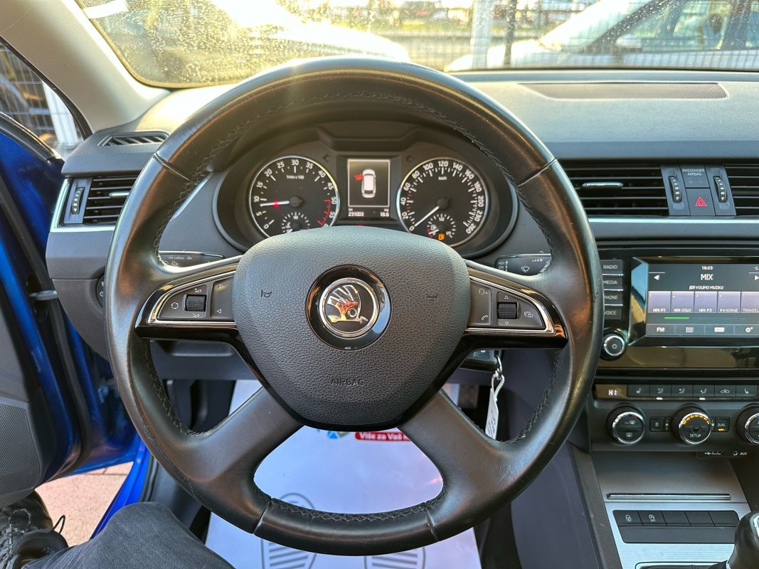 Automobil