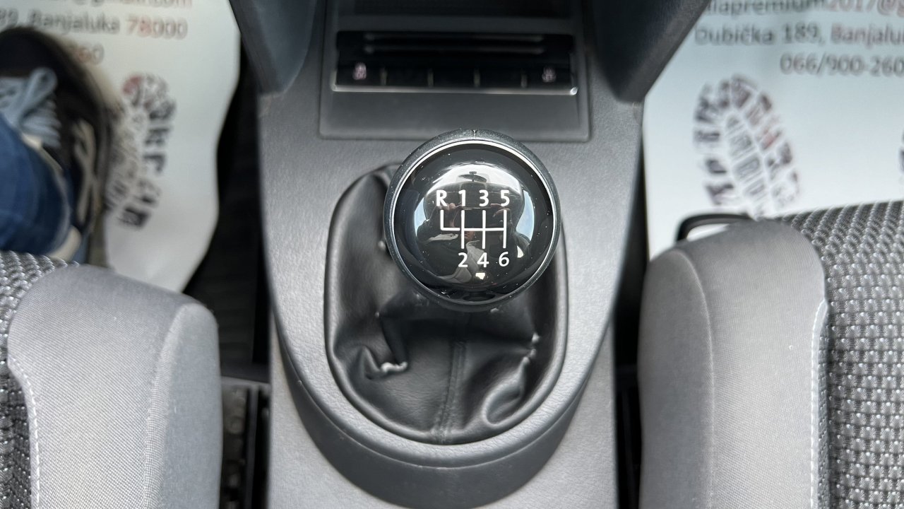 Automobil