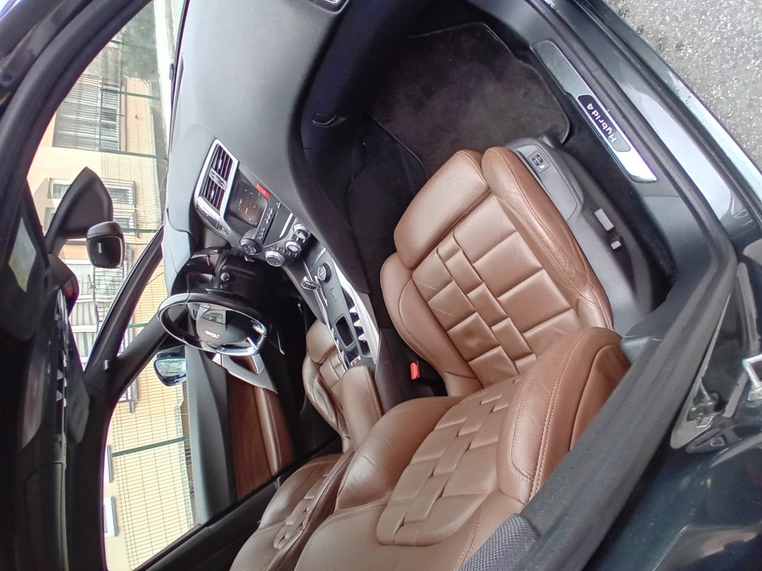 Automobil