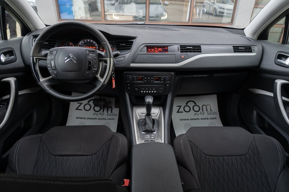 Automobil