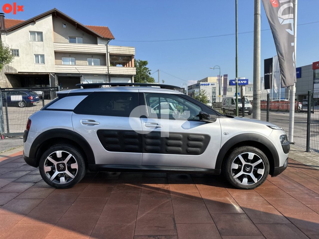 Automobil