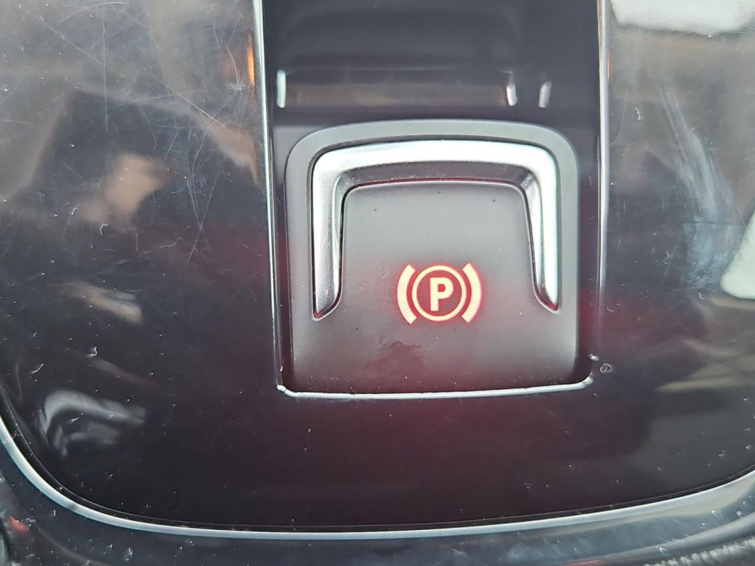 Automobil
