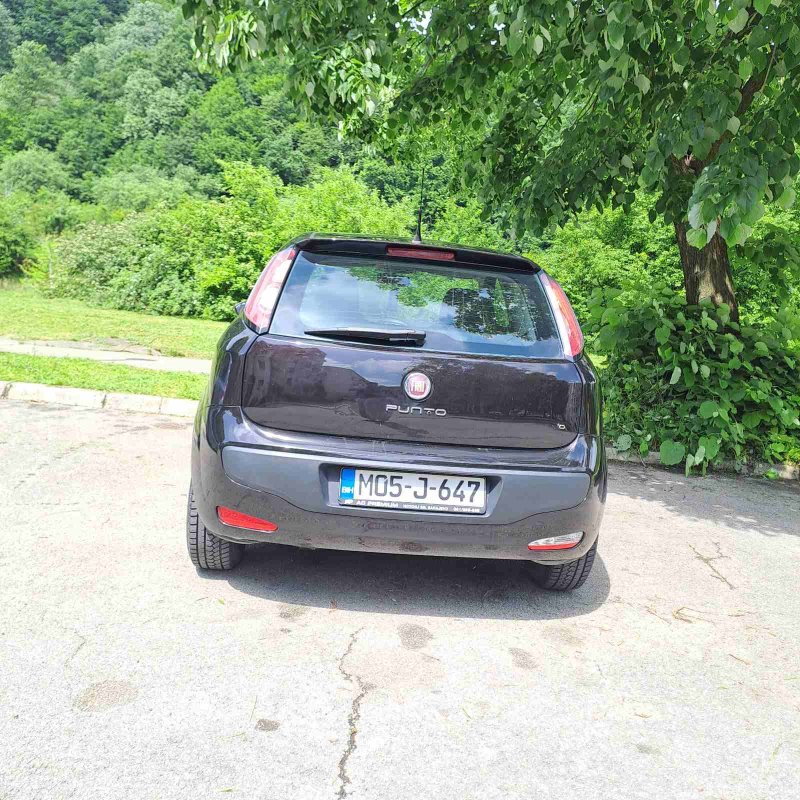 Automobil