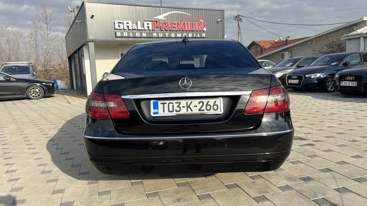 Automobil