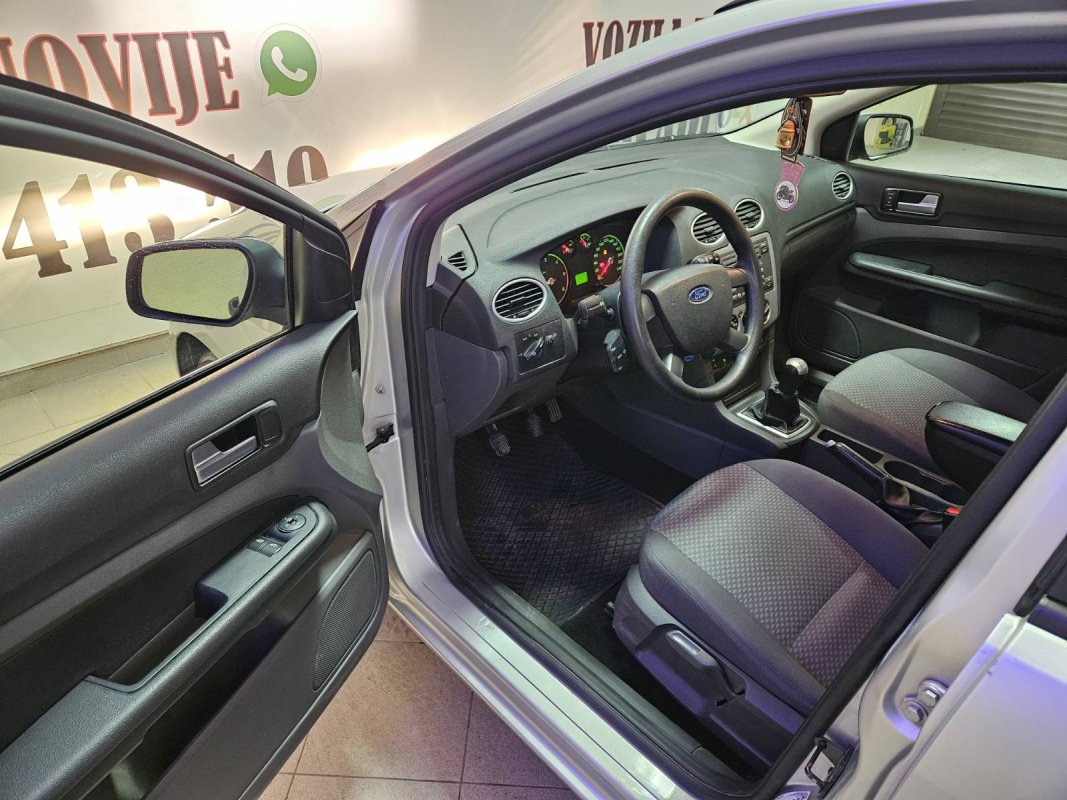 Automobil