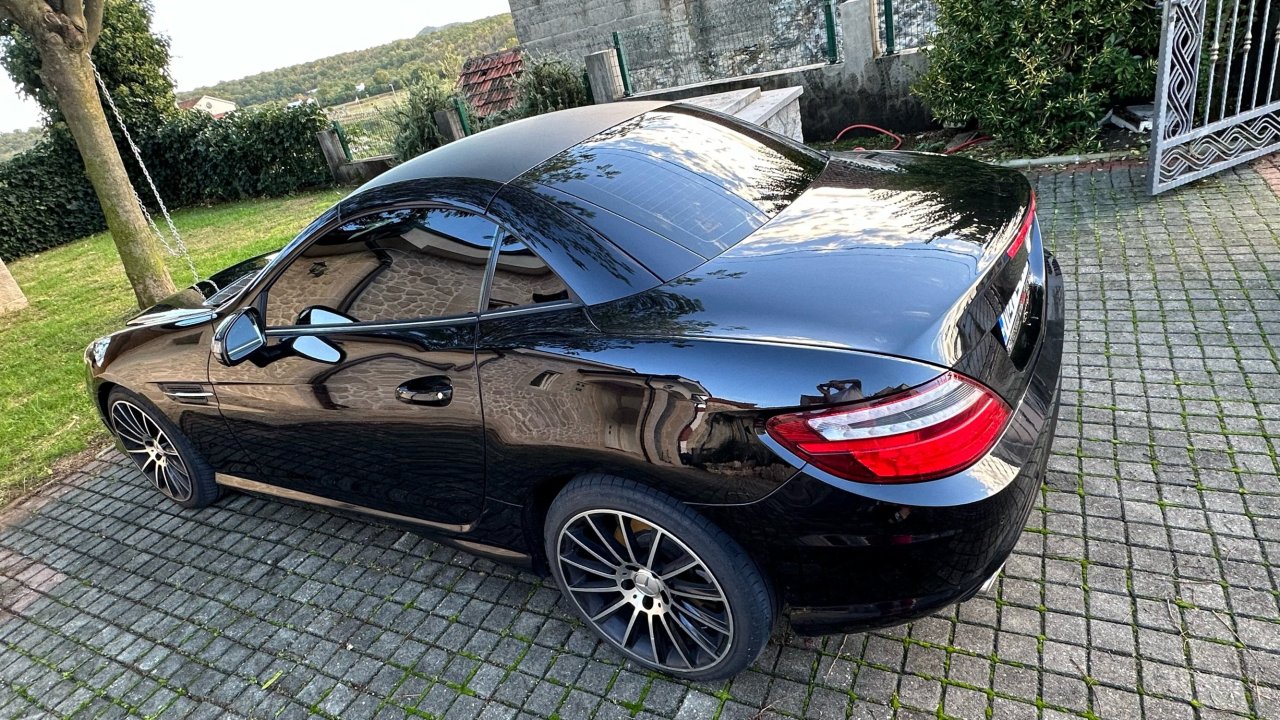 Automobil