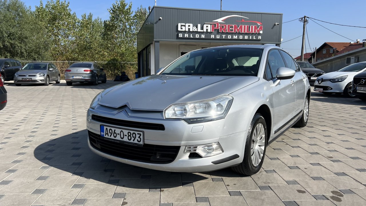 Automobil