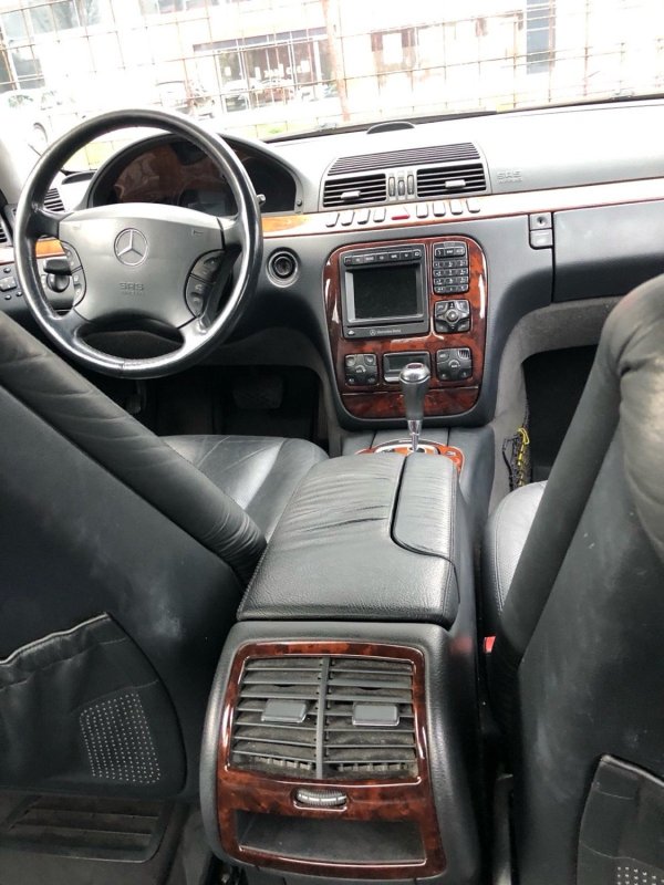 Automobil