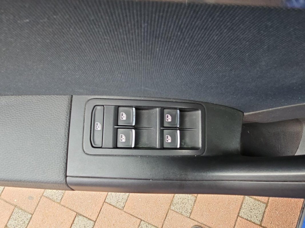 Automobil