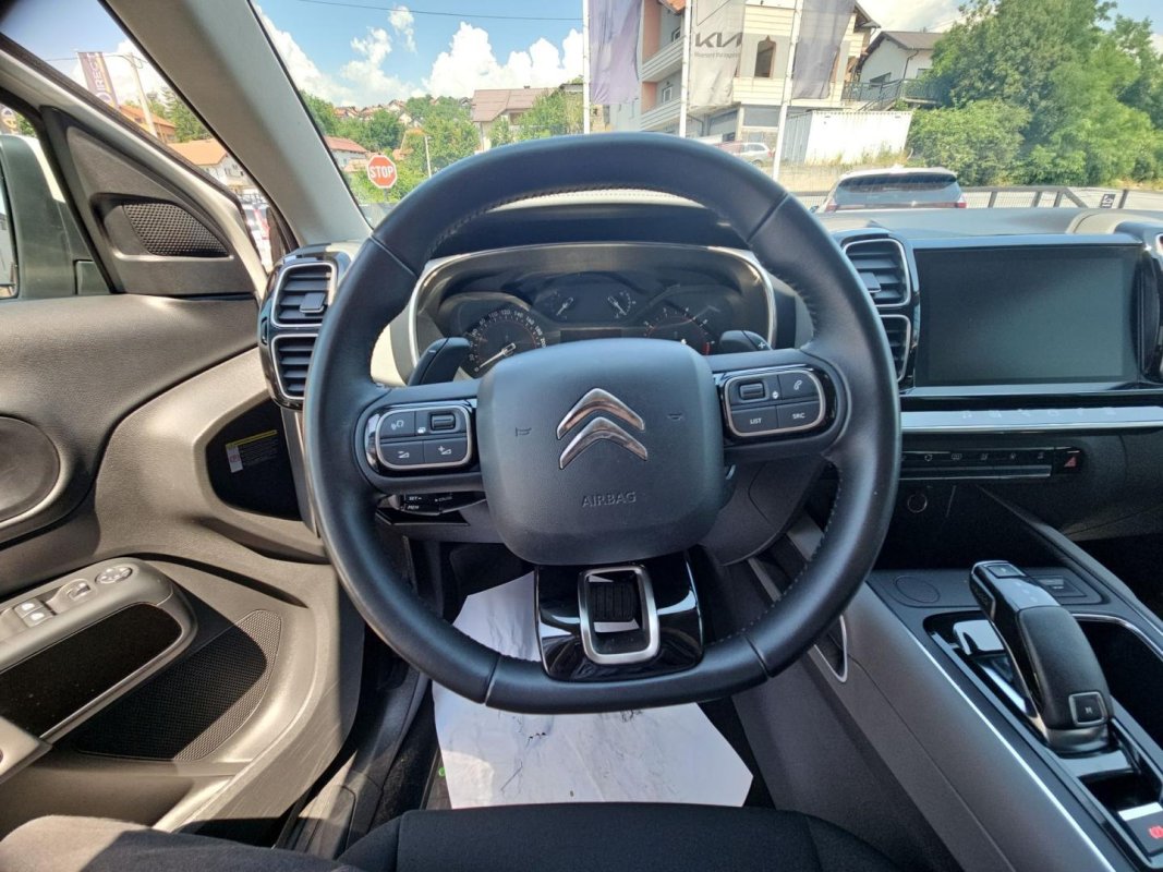 Automobil