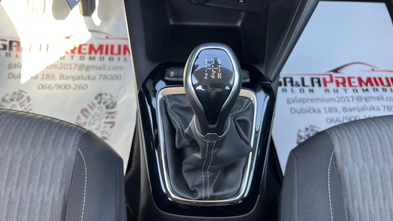 Automobil