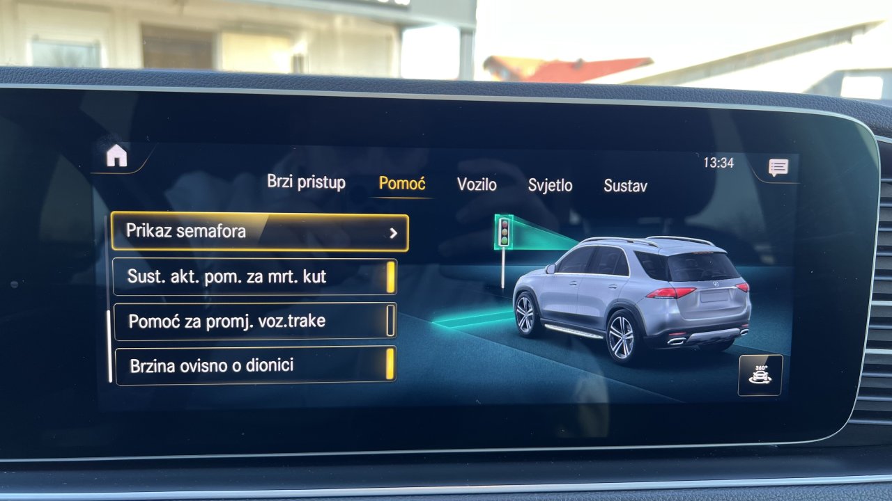 Automobil