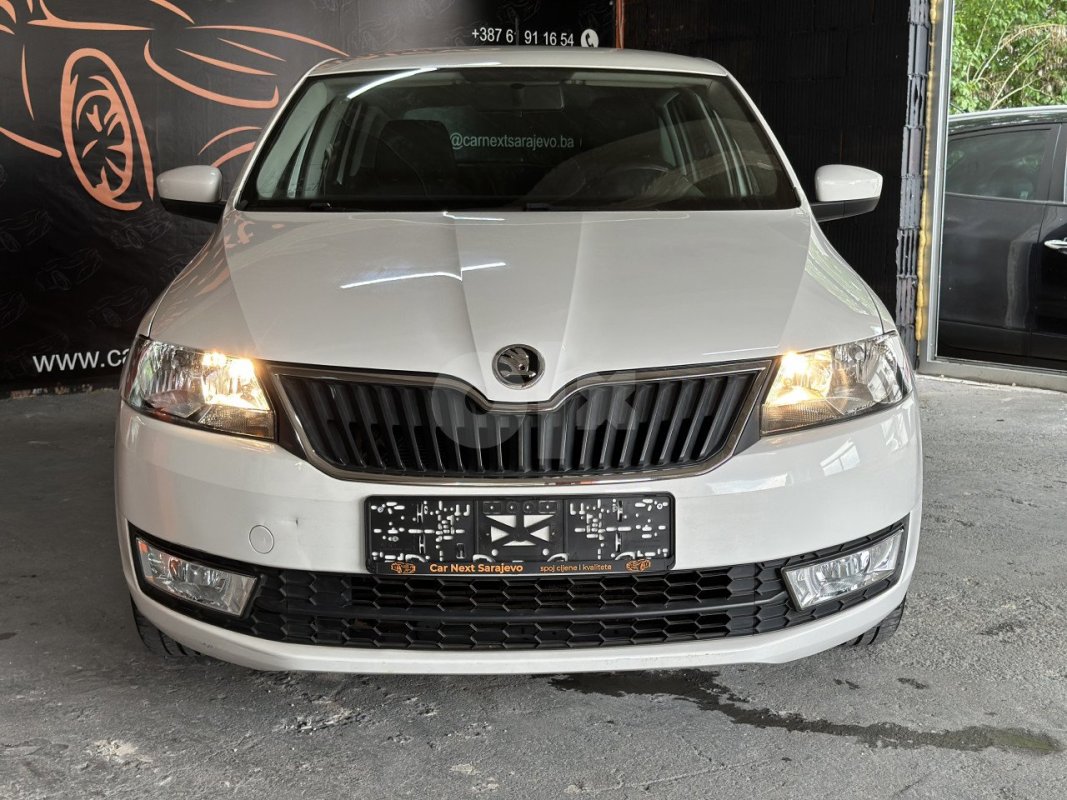 Automobil