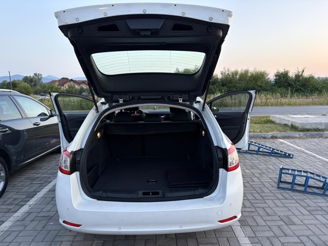 Automobil