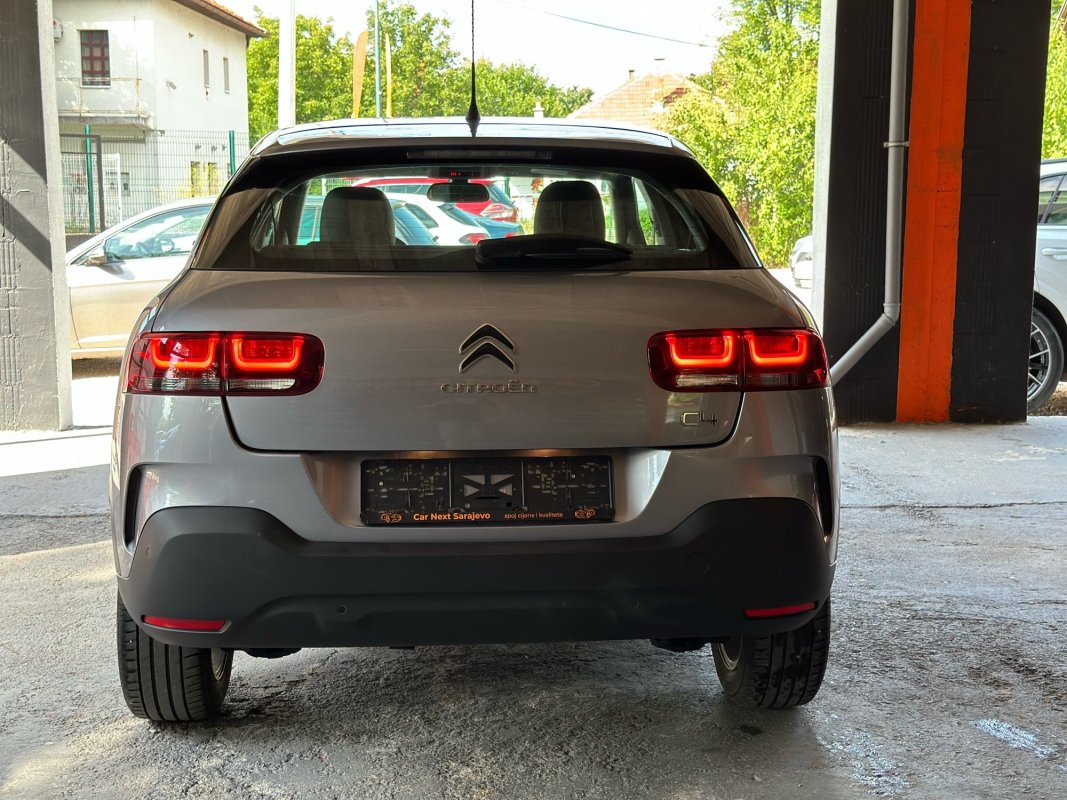 Automobil