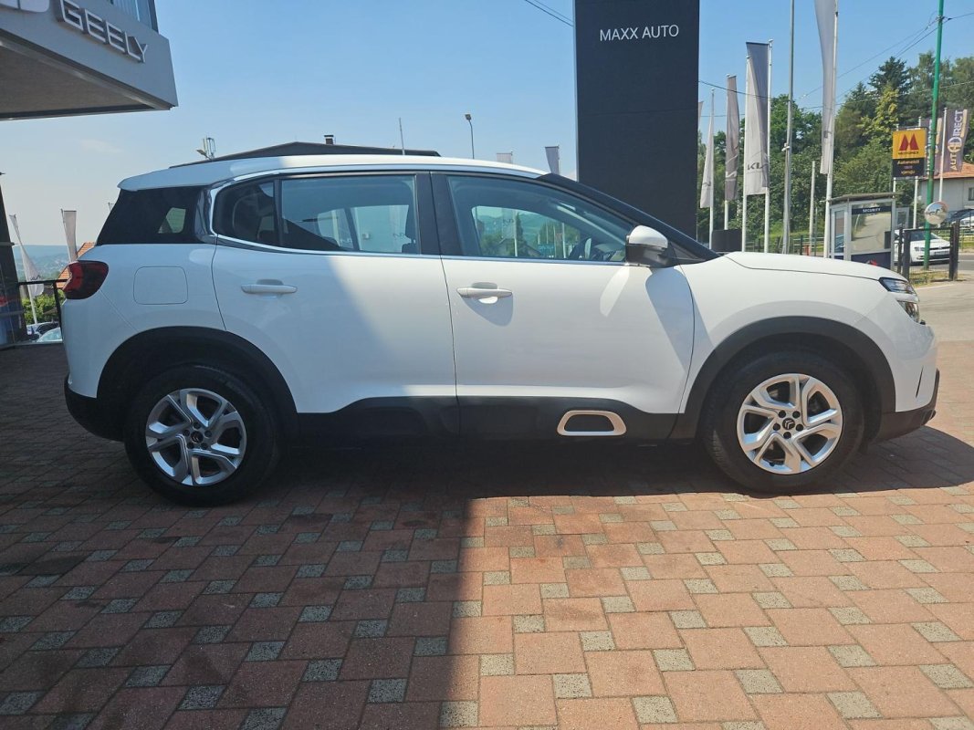 Automobil