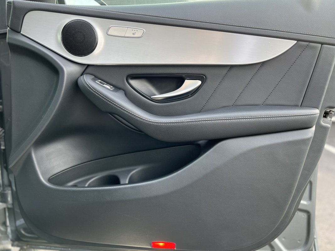Automobil