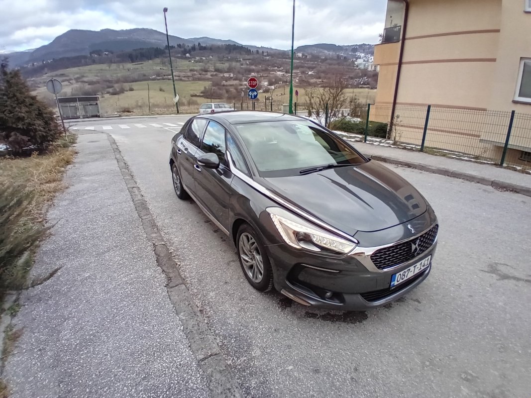 Automobil