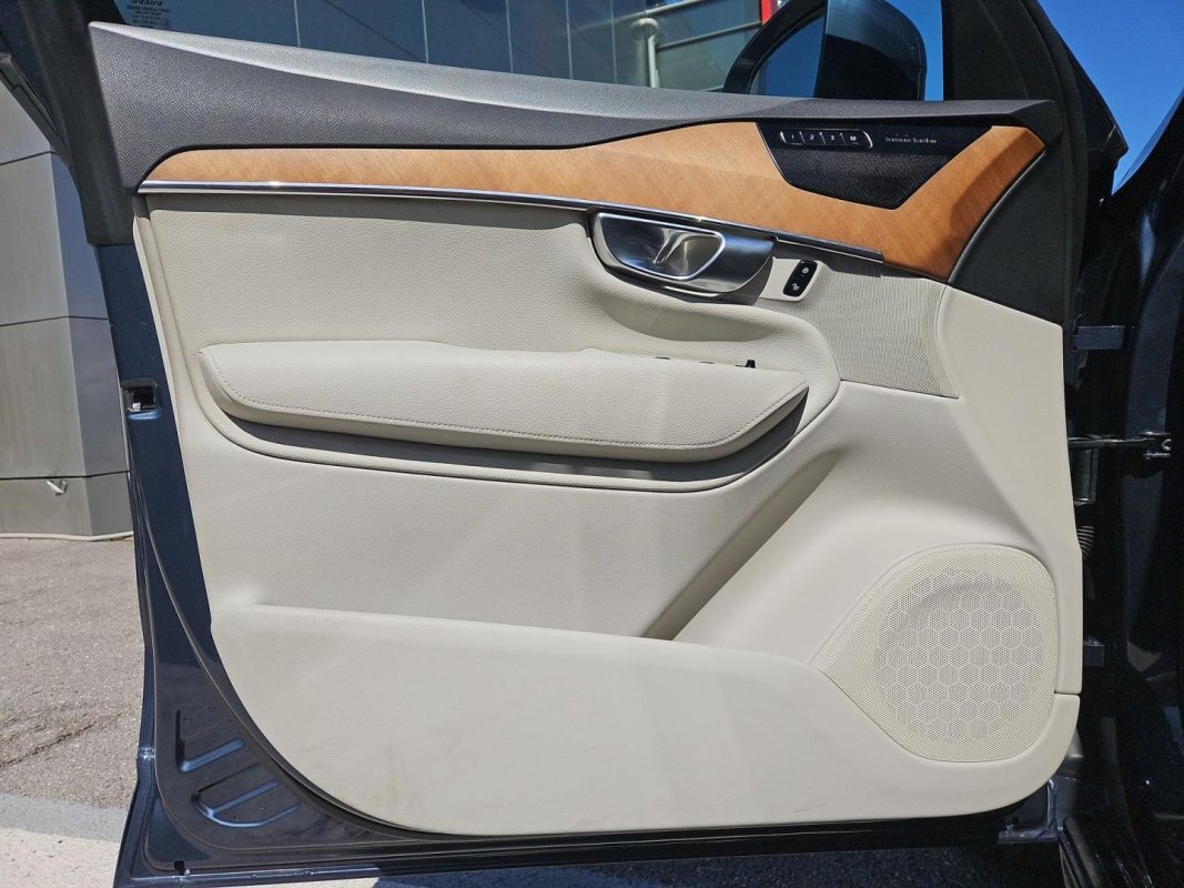 Automobil