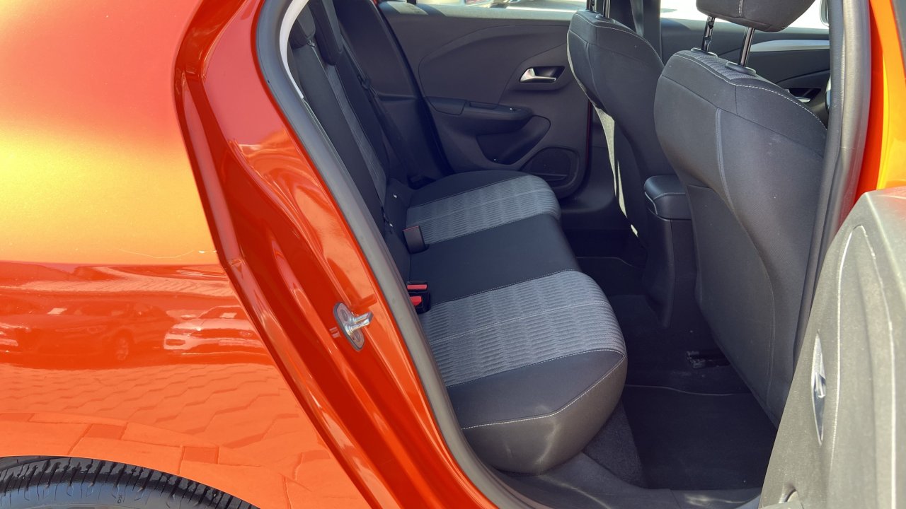 Automobil