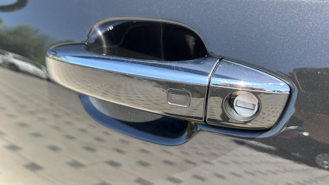 Automobil