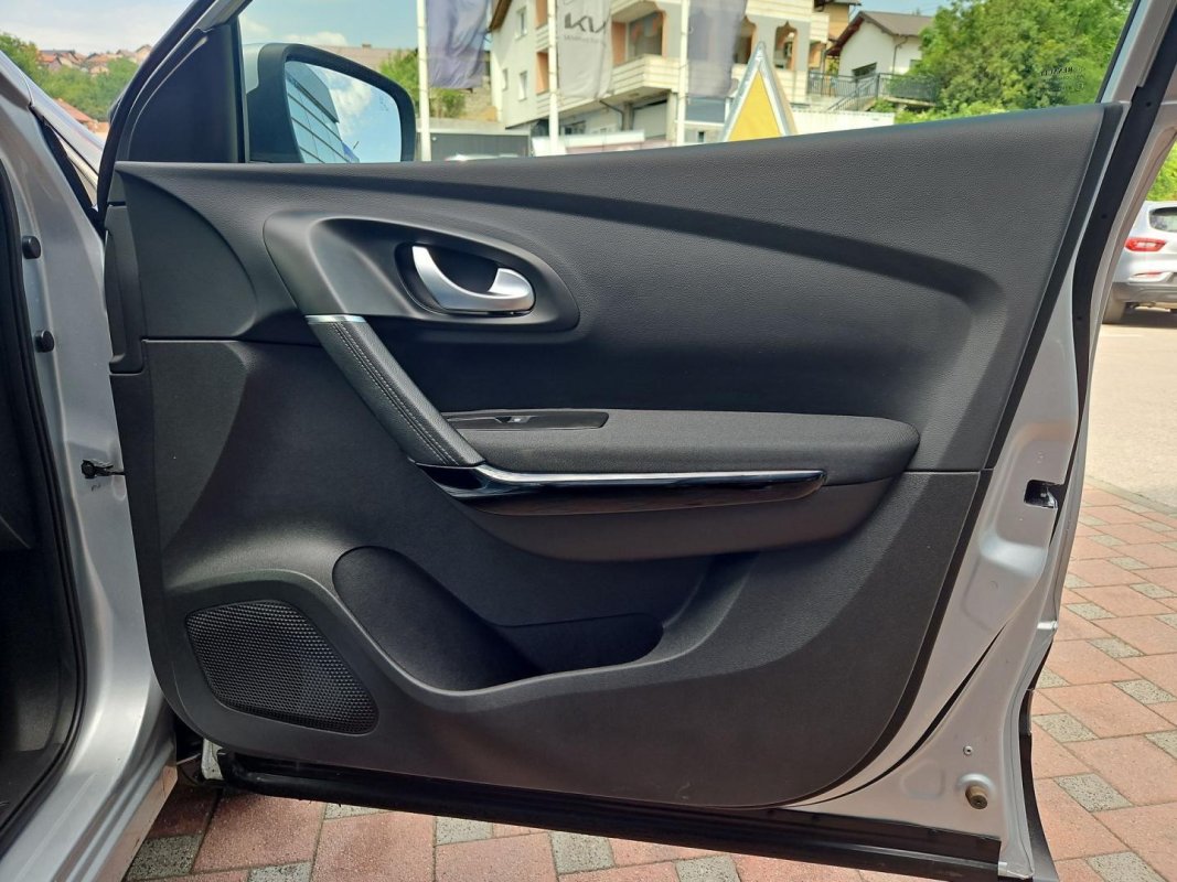 Automobil