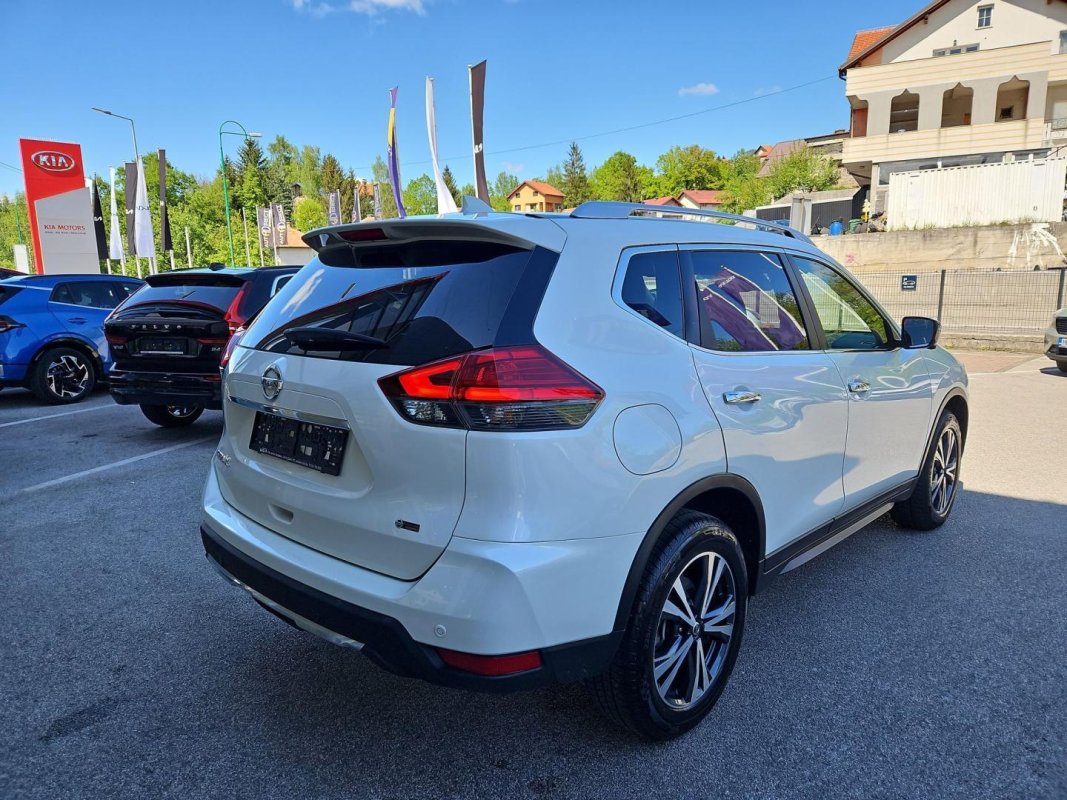 Automobil