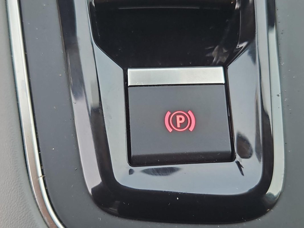 Automobil