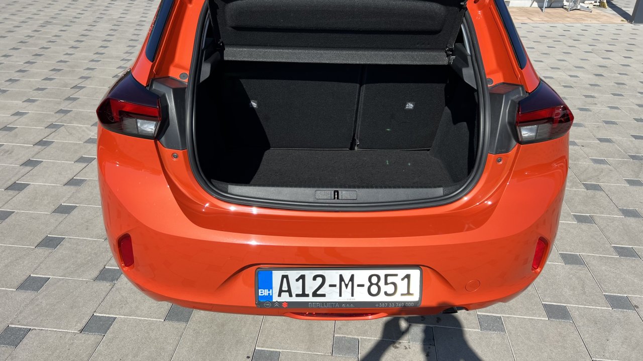 Automobil