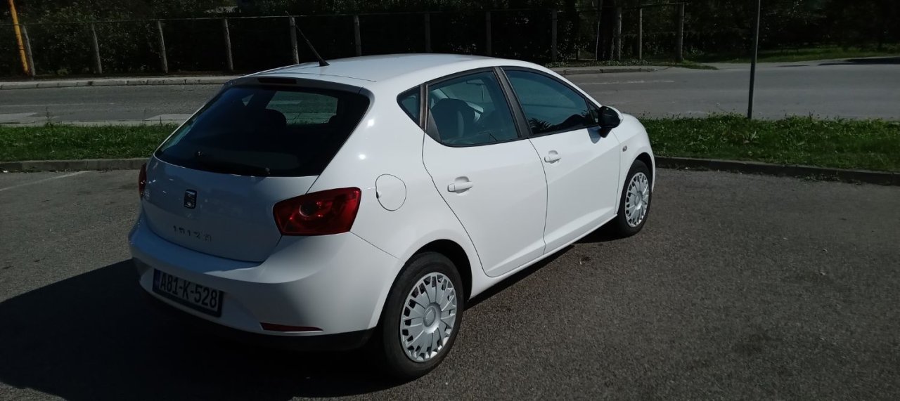 Automobil