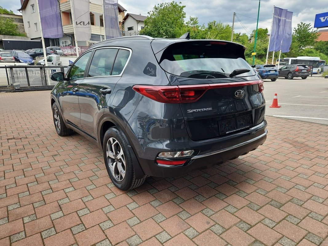Automobil
