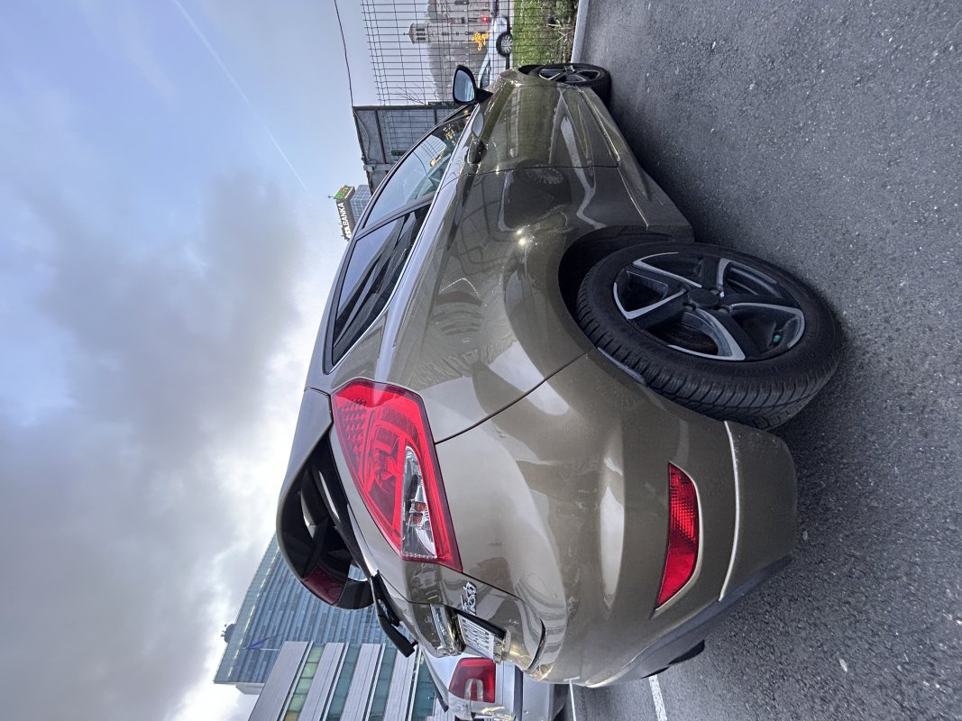 Automobil
