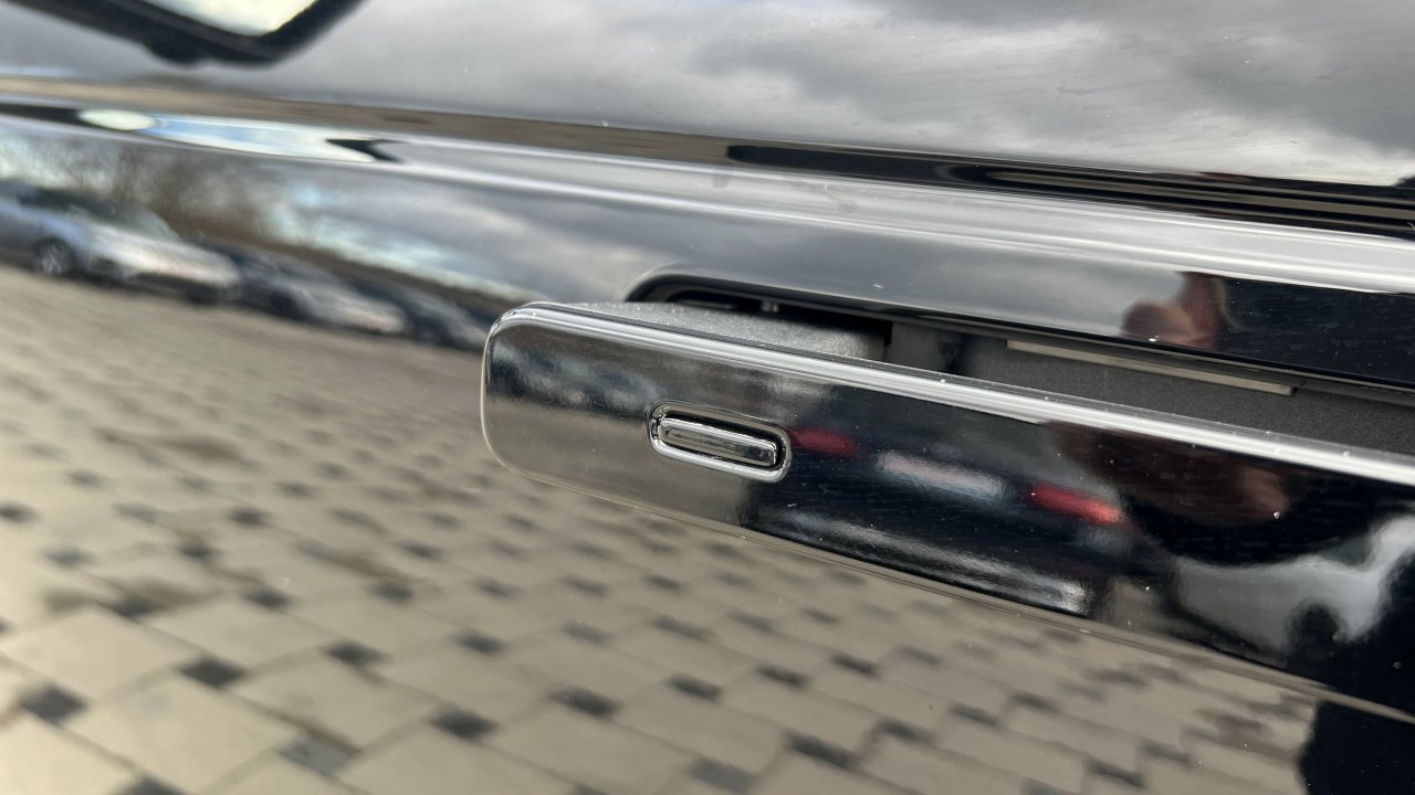 Automobil