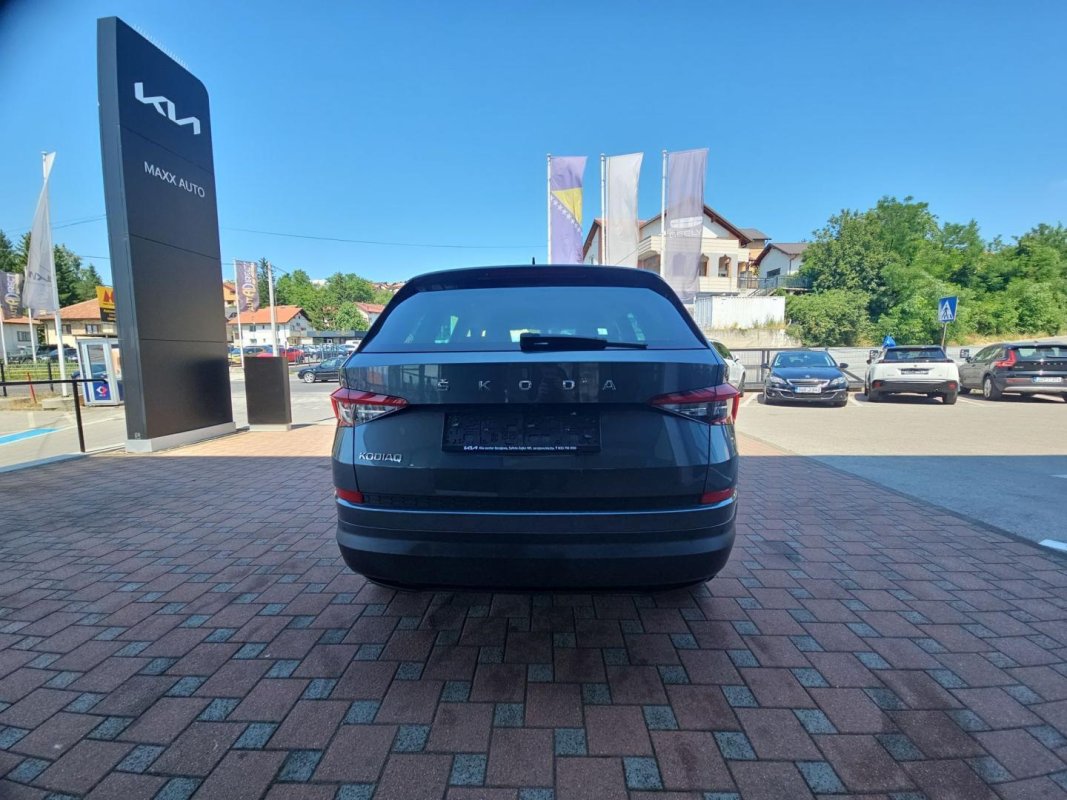 Automobil