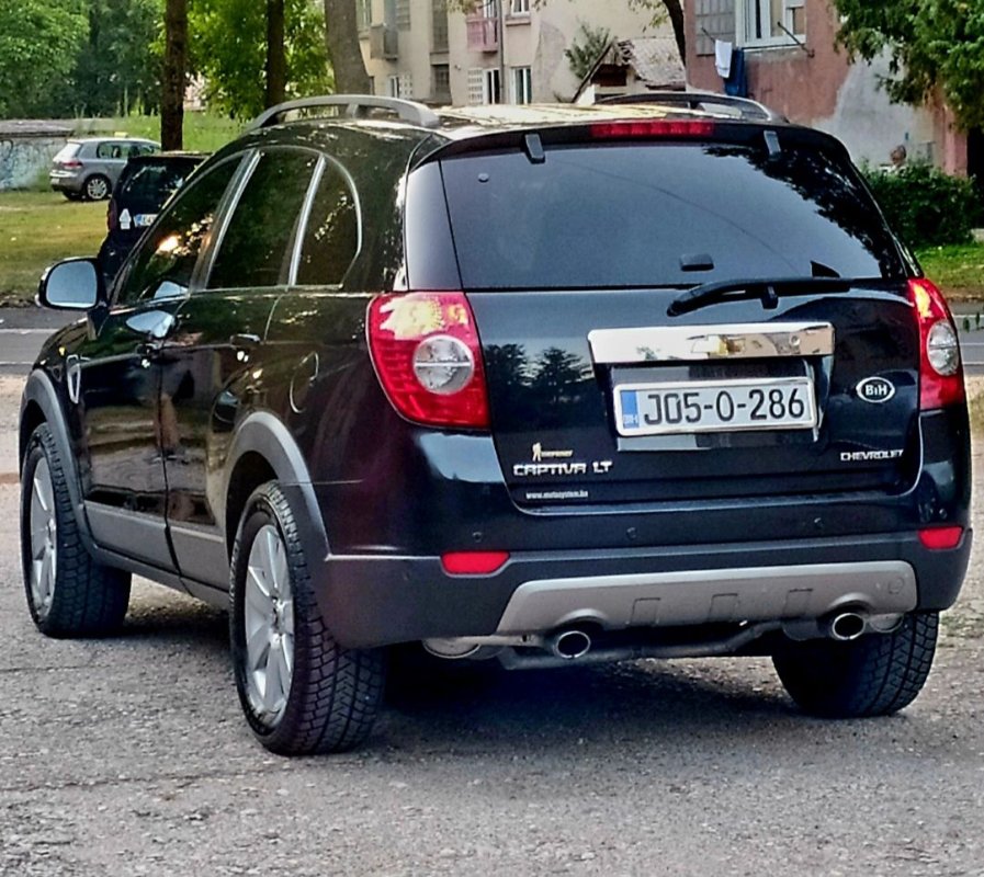 Automobil