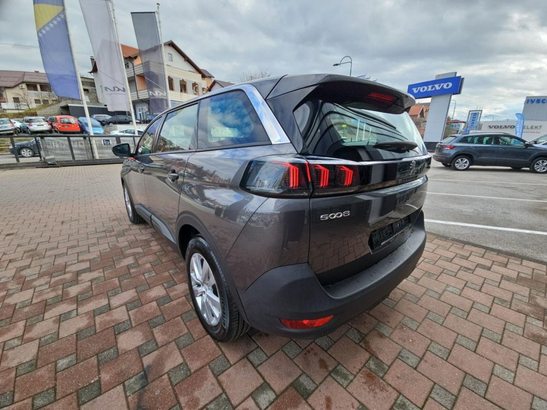 Automobil