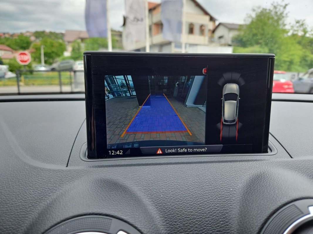 Automobil