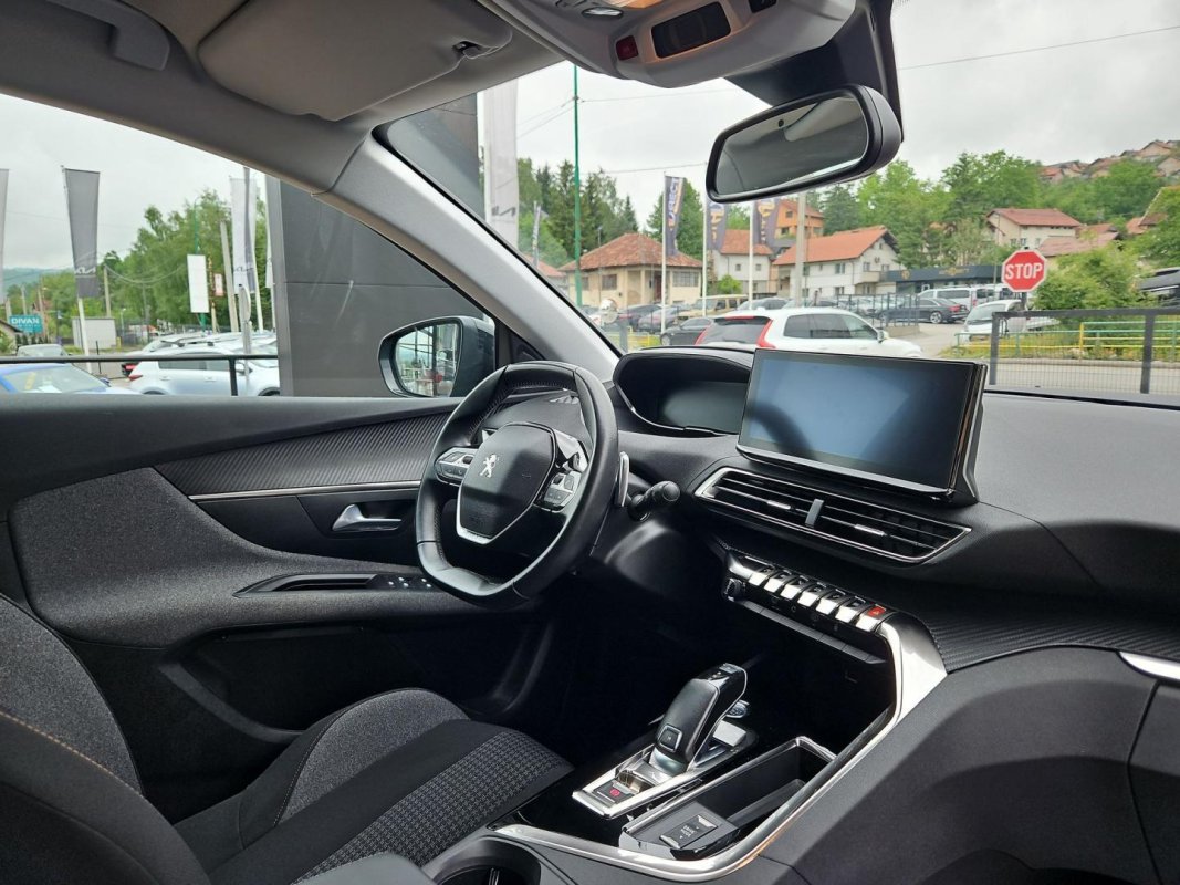 Automobil