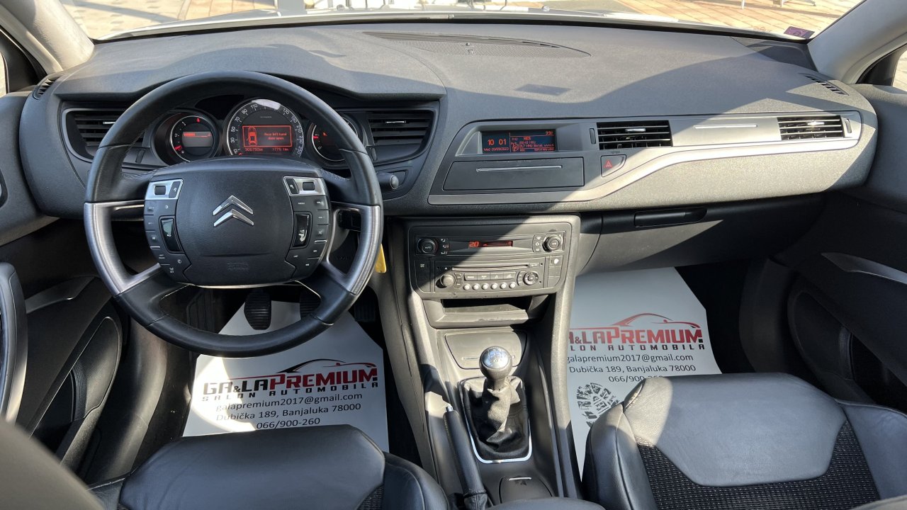 Automobil