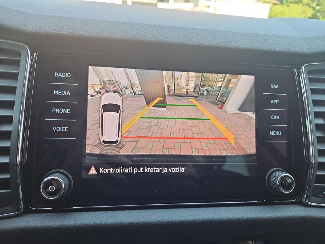 Automobil