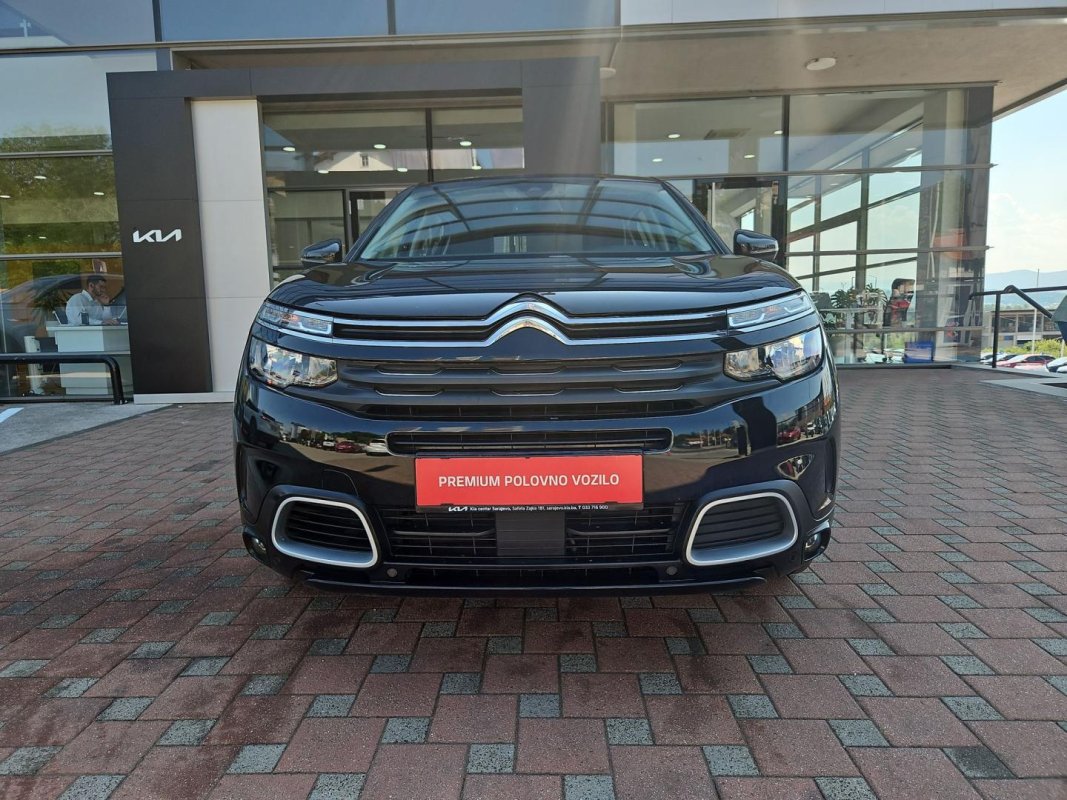 Automobil